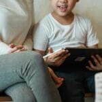 Mama i kilkuletni syn bawią się razem przy tablecie w domu