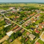 Panorama wsi z zabudowaniami i polami uprawnymi w Chorwacji