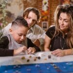 Rodzina wspólnie robi prace plastyczne przy stole