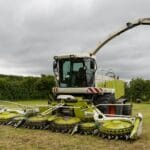 Sieczkarnia polowa na wiejskim polu przed zbiorem roślin na biogaz