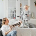 Mama i córka grają razem w domu, bawiąc się muzyką