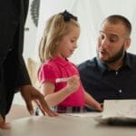 Tata rysuje z córką przy stole, wspólna kreatywna zabawa w domu