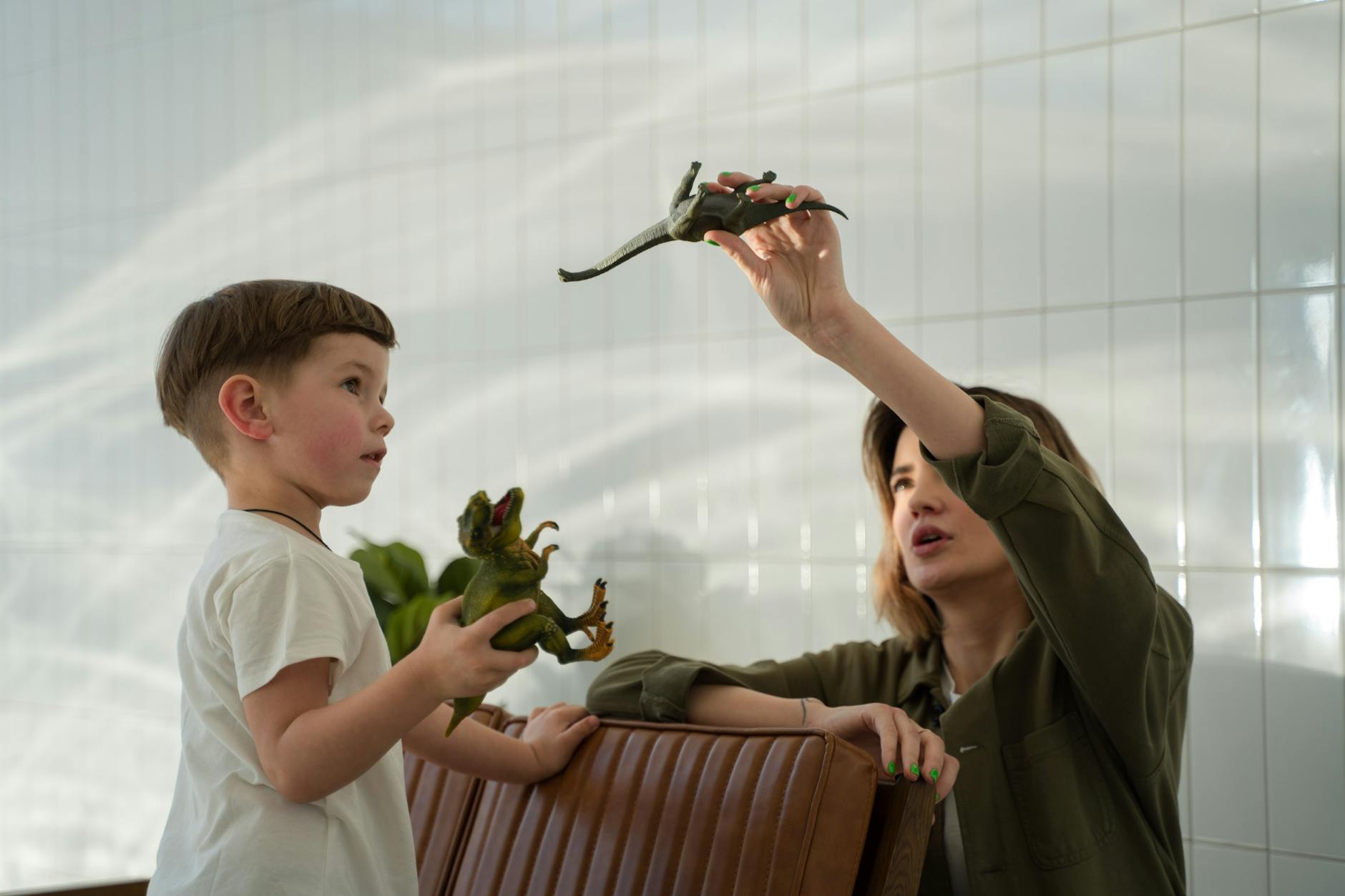 Jak bawić się z wysoko wrażliwym dzieckiem, by nie przestymulować emocji Mama bawi się z synem figurkami dinozaurów w domu