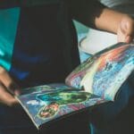 Chłopiec czyta komiks w domu, leżąc na podłodze podczas weekendu