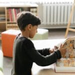 Chłopiec czyta komiks w przytulnej bibliotece
