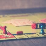 Planszowa gra Monopoly z pionkami i kostkami w zbliżeniu