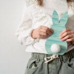 Dziewczynka trzyma wielkanocną dekorację DIY w kształcie królika
