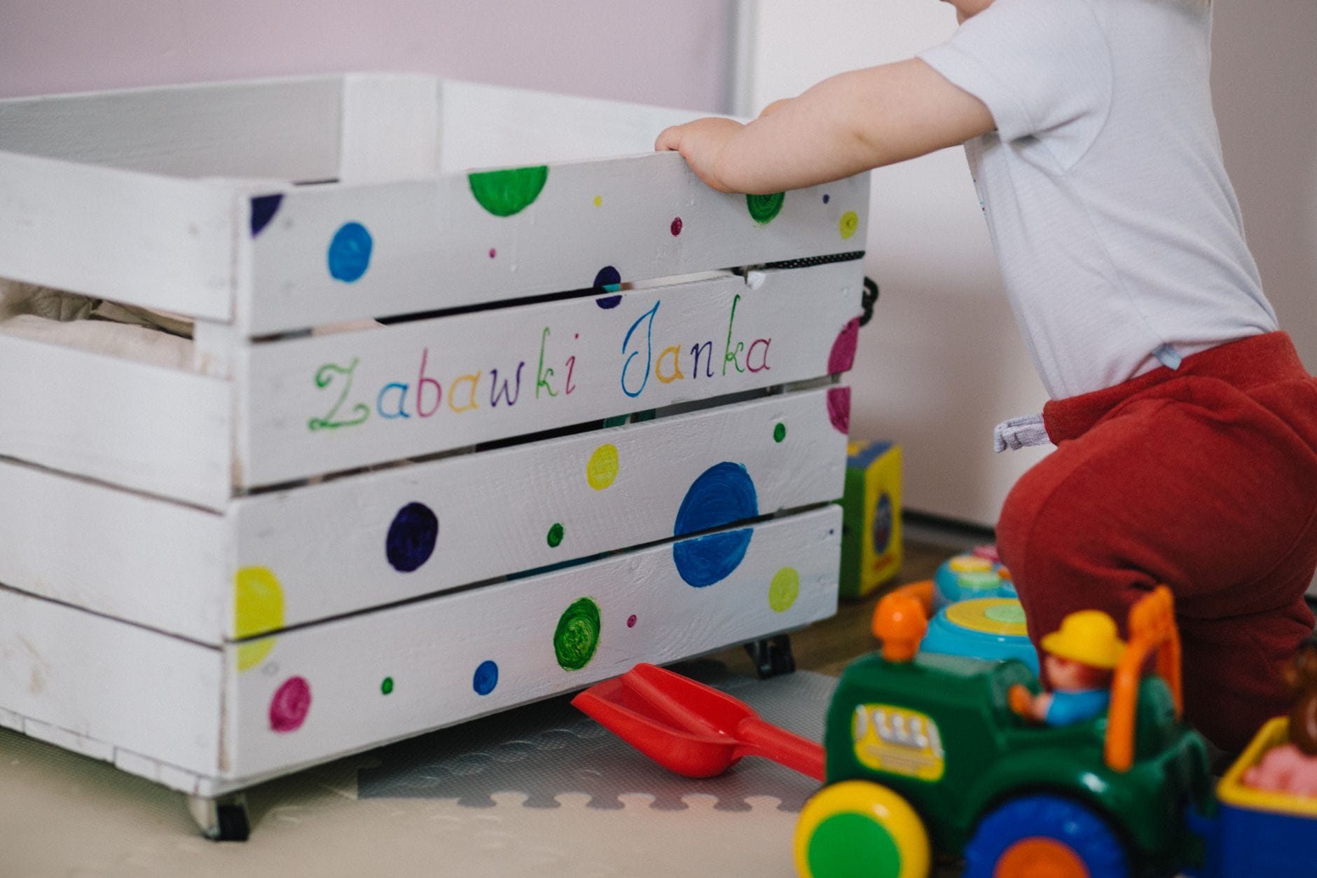 Jak organizować zabawy w domu, by dziecko bawiło się dłużej samodzielnie, a ty miał(a) chwilę na oddech