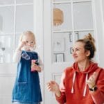Jak organizować zabawy w domu, by dziecko bawiło się dłużej samodzielnie, a ty miał(a) chwilę na oddech