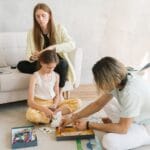 Jak organizować zabawy w domu, by dziecko bawiło się dłużej samodzielnie, a ty miał(a) chwilę na oddech